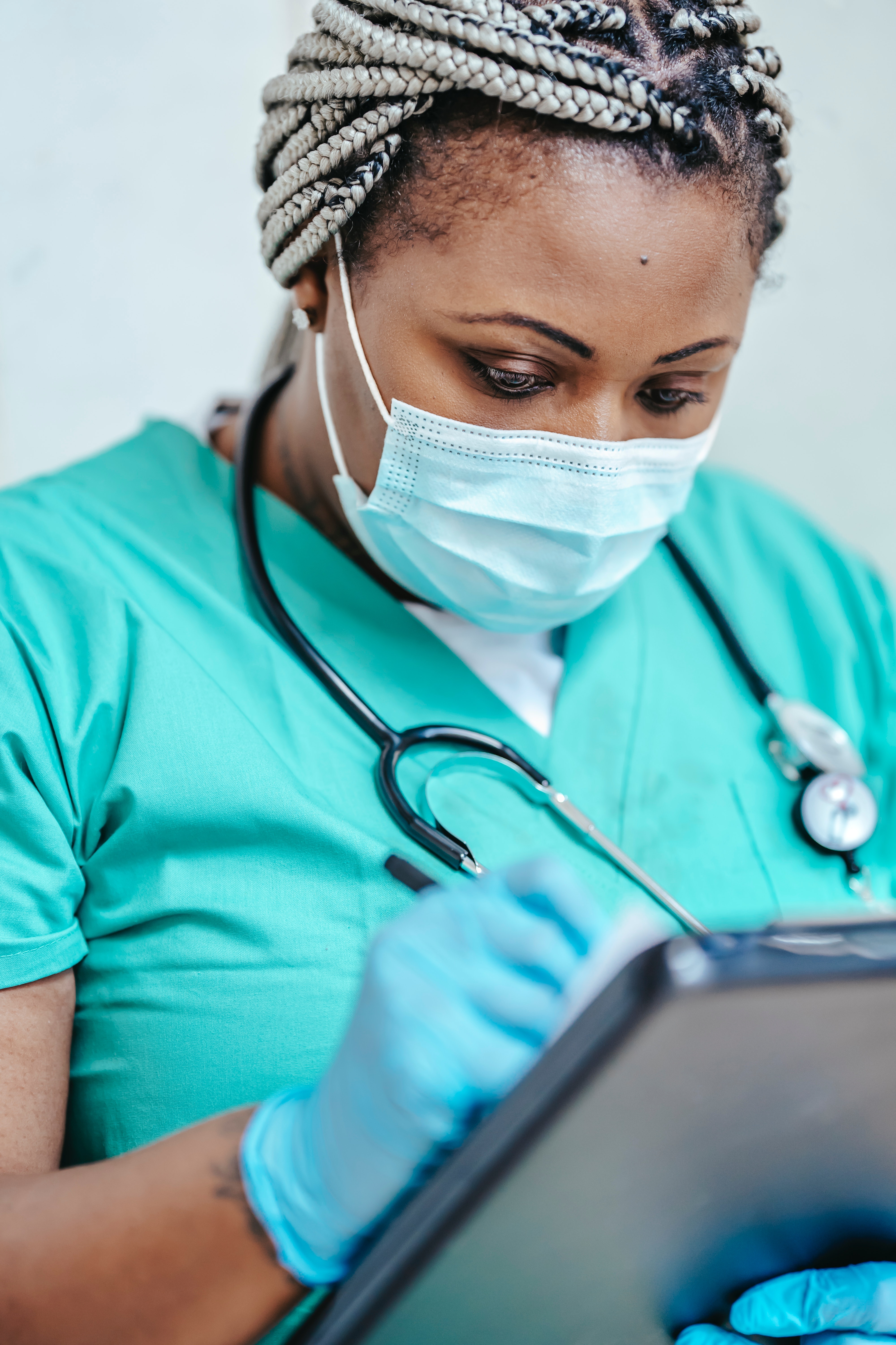 Femme dans un laboratoire pharmaceutique en train de prendre des notes