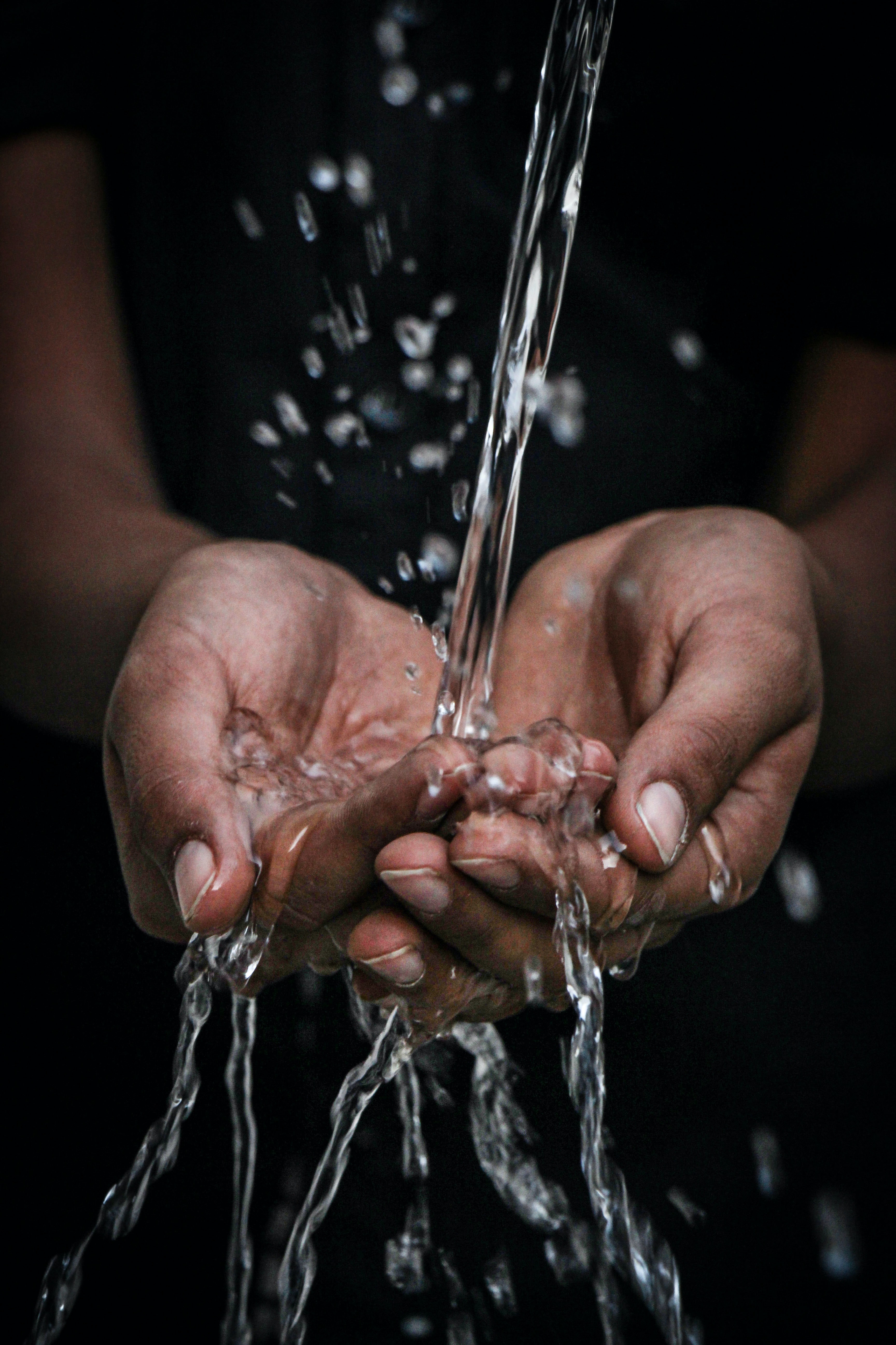 Eau ouverte recevant de l'eau