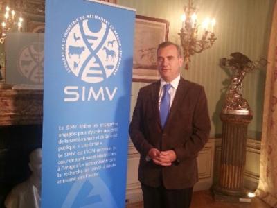 Jean-Louis Hunault devant la banderole de la nouvelle identité graphique du SIMV